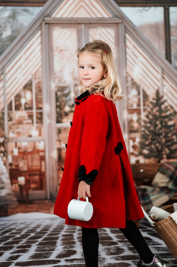 sesion de fotos de navidad en blanes niños, con obsequios en interior